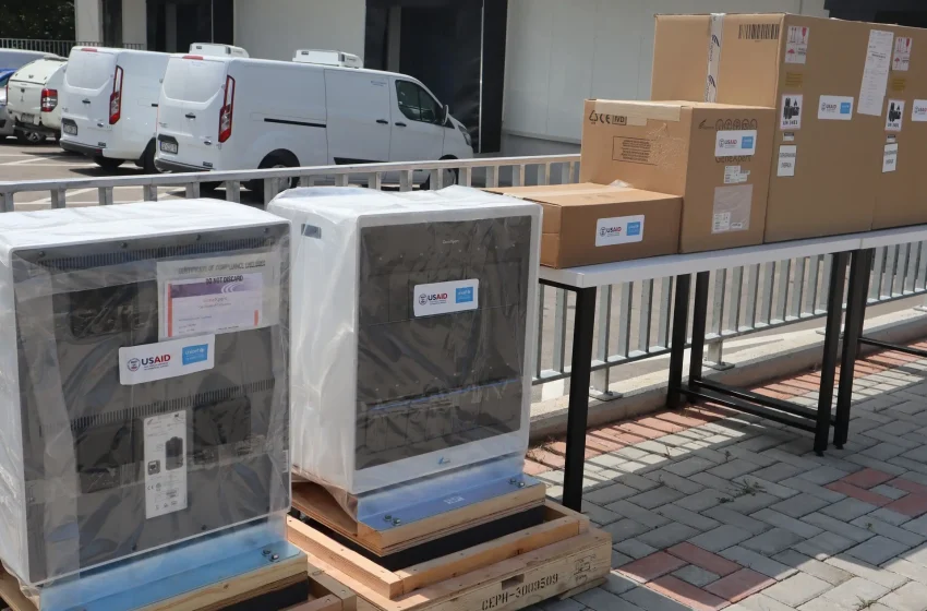  Tetë aparatura testimi për PCR i janë dhuruar Institutit Kombëtar të Shëndetësisë Publike