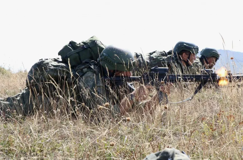  British Military Advisory Training Team (BMATT), trajnon pjesëtarët e FSK-së