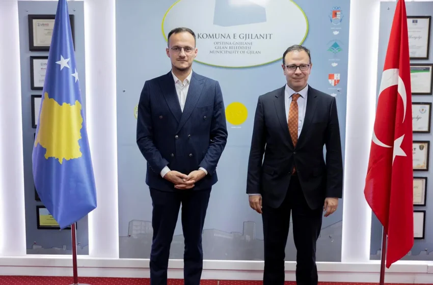  Kryetari Hyseni pret në takim ambasadorin e Turqisë në Kosovë, Sabri Tunç Angılı