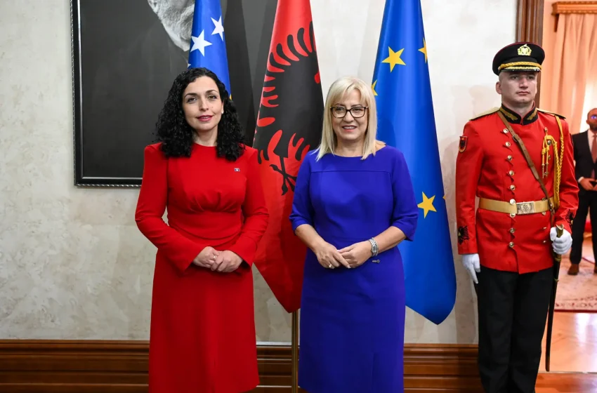  Presidentja Vjosa Osmani u prit në takim nga kryetarja e Kuvendit të Shqipërisë, Lindita Nikolla