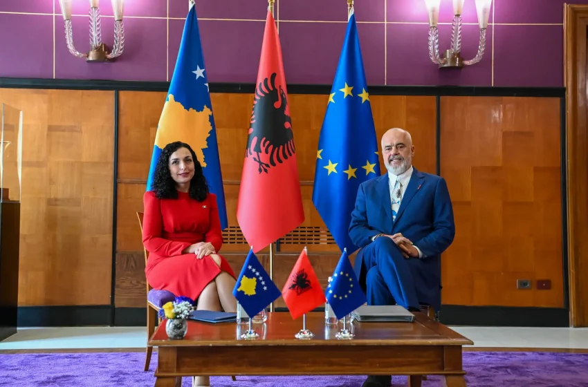  Presidentja Vjosa Osmani u prit në takim nga kryeministri i Shqipërisë, Edi Rama