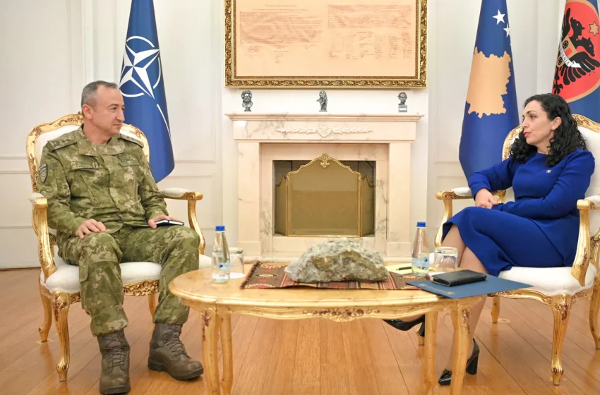  Presidentja Osmani priti në takim komandantin e ri të KFOR-it, gjeneralmajor Özkan Ulutaş