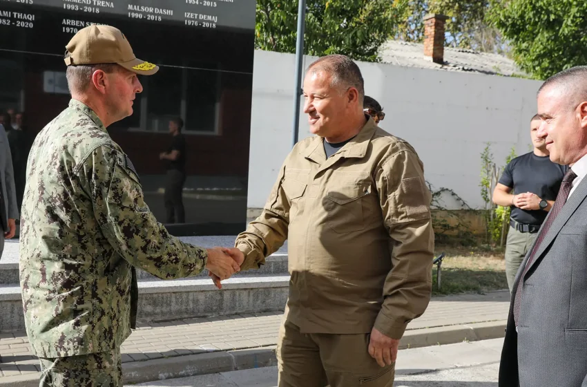  Drejtori i Përgjithshëm i Policisë së Kosovës, Kolonel Gazmend Hoxha takon Admiralin Stuart B. Munsch