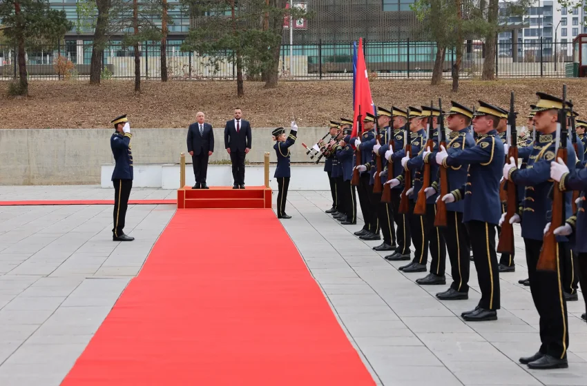  Ministri Maqedonci ka pritur me nderime të larta ushtarake ministrin Guler