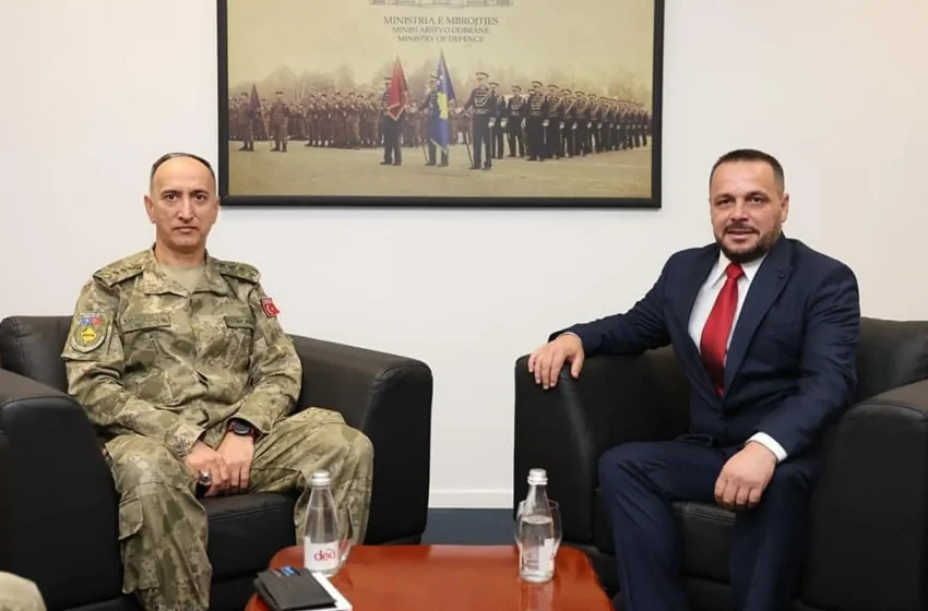  Ministri Maqedonci priti komandantin e kontigjentit turk të KFOR-it, Sabri Gokhan Karamursel