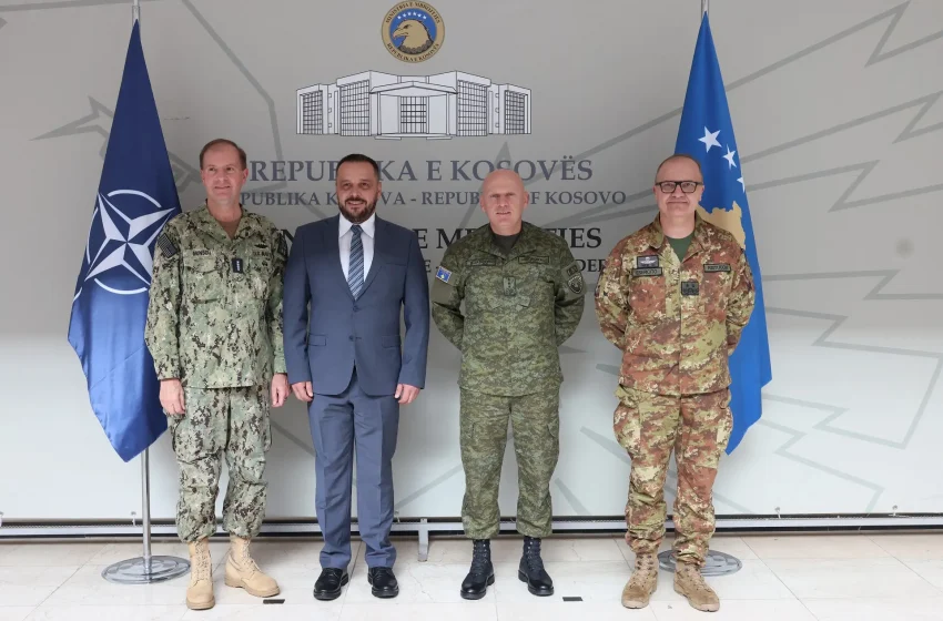  Ministri Maqedonci dhe Gjeneral Jashari pritën në takim komandantin e Komandës së Forcave të Përbashkëta Aleate të NATO-s, Admiralin Munsch