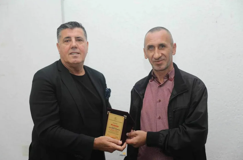  Kryetari i LDK-së në Gjilan, Lutfi Haziri nderohet me titullin Anëtar Nderi i Shoqatës së të Verbërve