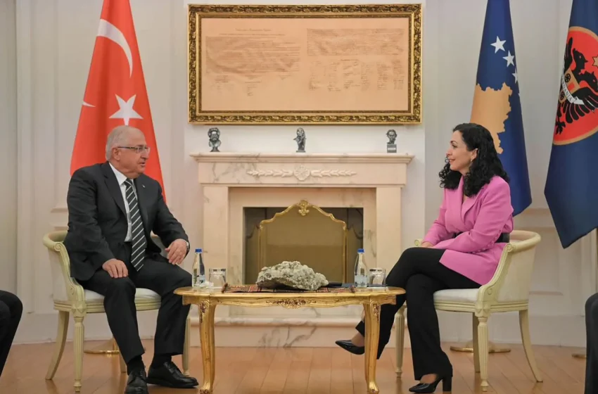  Presidentja Vjosa Osmani priti në takim me ministrin e Mbrojtjes Kombëtare të Turqisë, Yaşar Güler
