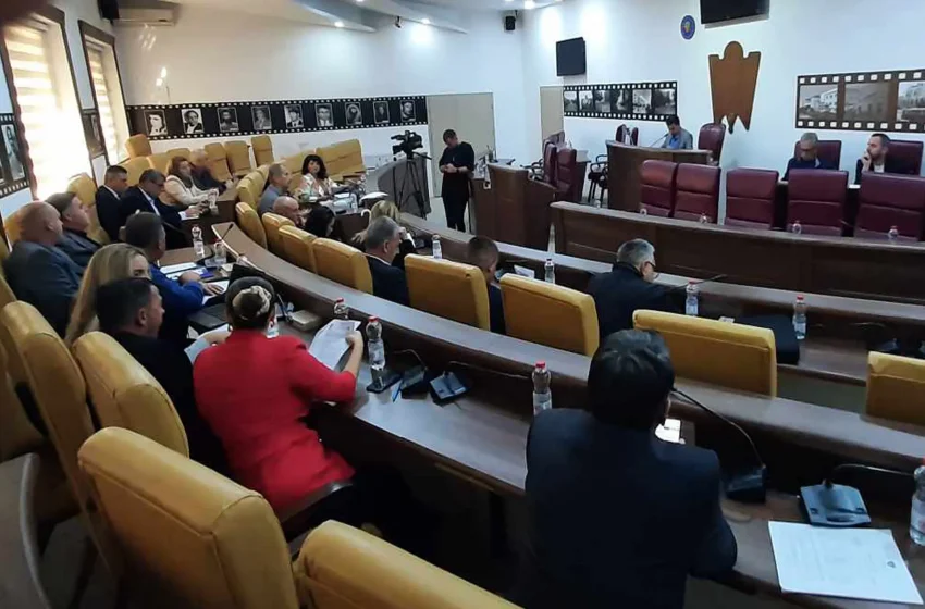  Kuvendarët e Gjilanit miratojnë kërkesën për ndarjen e 160 mijë eurove për shtatoret e Kadri Zekës e Ramiz Cërnicës