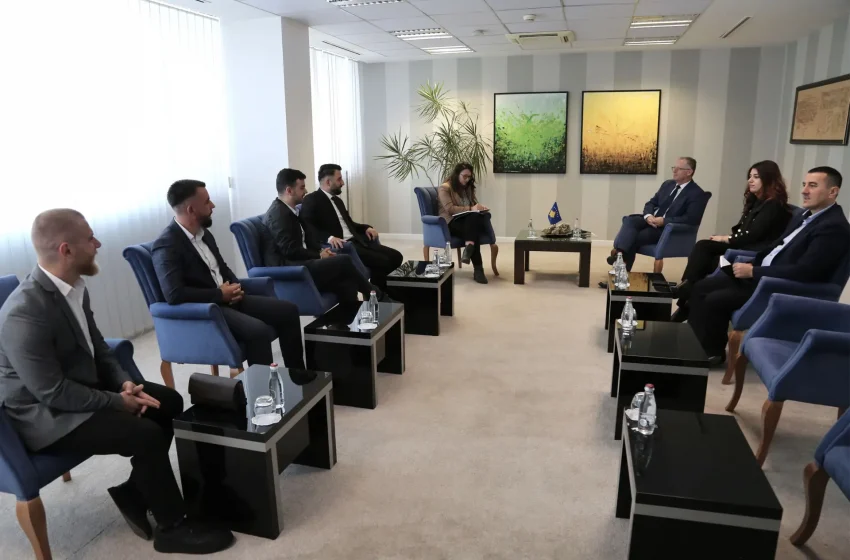  Zëvendëskryeministri Bislimi priti në takim përfaqësues të rrjetit të Ambasadorëve të rinj Evropian nga Kosova