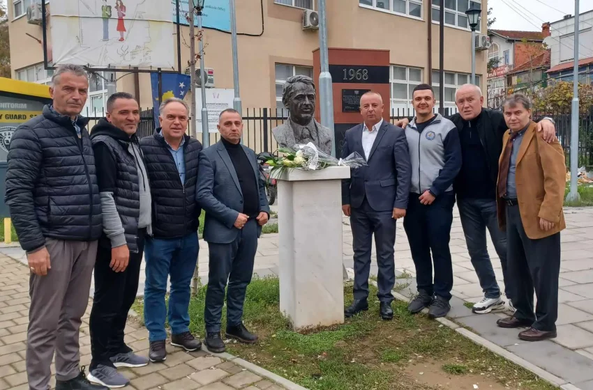  U vunë buqeta lulesh pranë bustit të dr. Xhavit Ahmetit