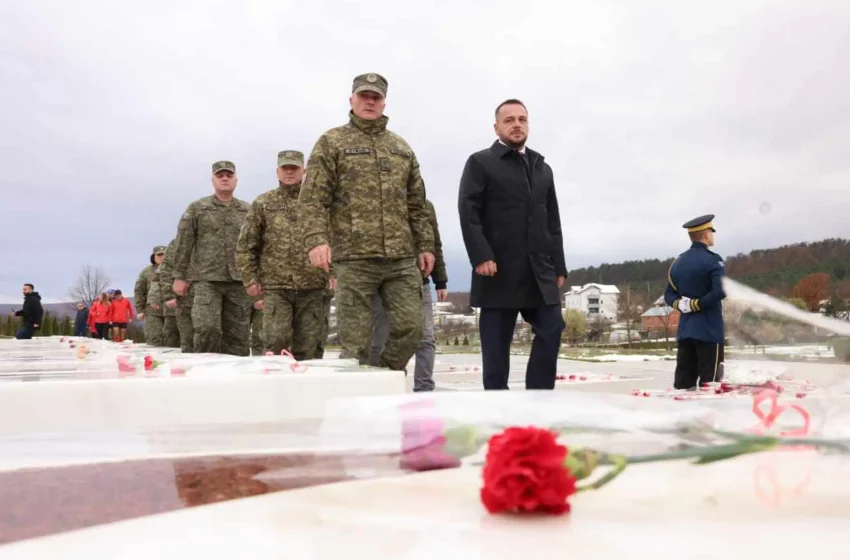  FSK bënë homazhe në kompleksin memorial në Prekaz