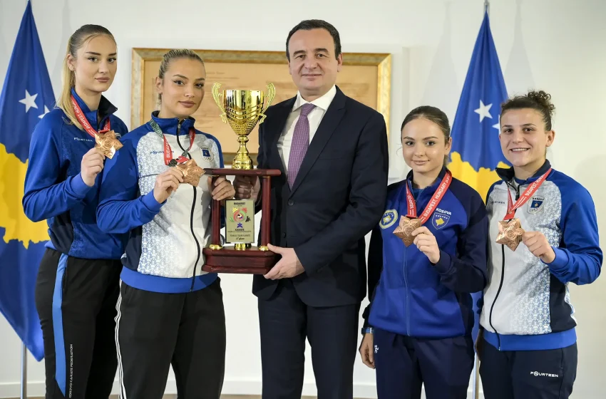  Kryeministri Kurti mirëpriti karateistet e Kosovës, fituese të medaljes së bronztë në Kampionatin Botëror të Karatesë