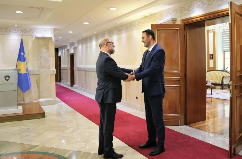  Kryetari i Kuvendit, Glauk Konjufca priti në takim ambasadorin e ri të Shqipërisë, Petrit Malaj