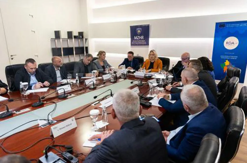  Në Gjilan mblidhen kryetarët e komunave të regjionit lindje në tryezën: “Roli i nivelit lokal në promovimin e Agjendës së Gjelbër”