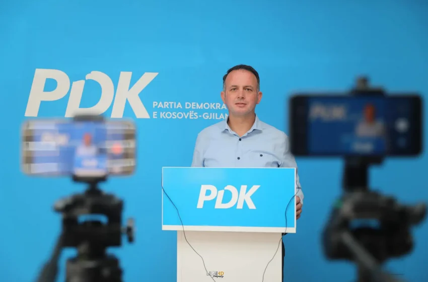 PDK: Triumfalisht dhe faqebardhë sot u rikthyen në vendet e tyre punës 19 zyrtarët komunal të Gjilanit