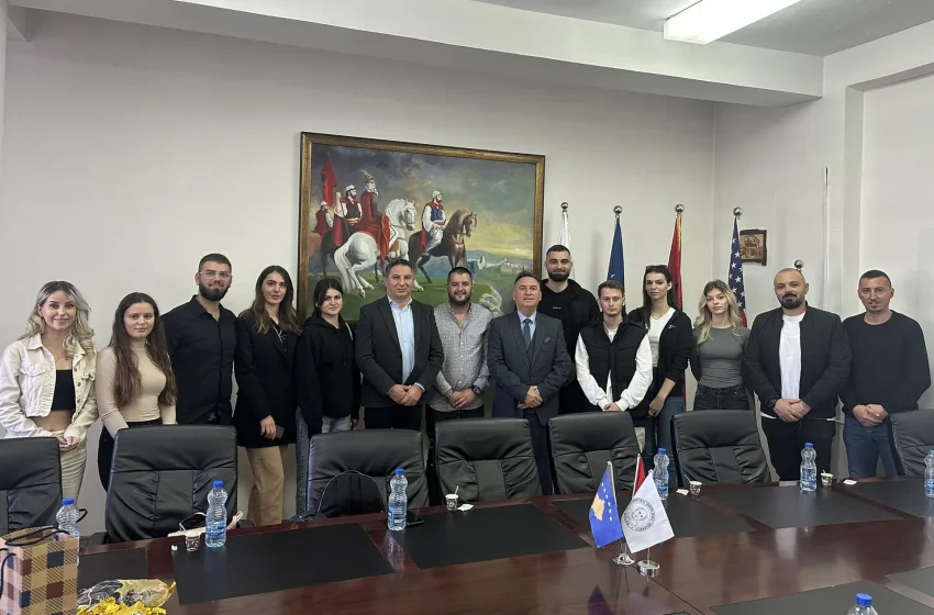  Rektori Dërmaku priti në takim drejtuesit e Organizatës Studentore “ISKZ” dhe anëtarët e KFJ