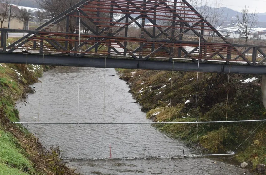  Në Viti u përurua rrjeta për ndaljen e mbeturinave në lumin “Morava e Binçës”