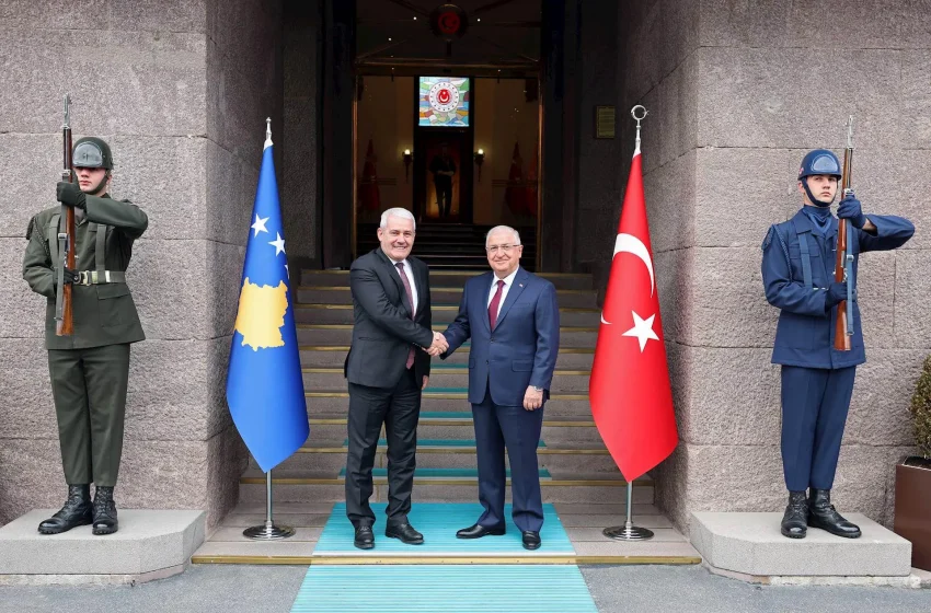  Ministri Xhelal Sveçla u takua me ministrin e Mbrojtjes të Republikës së Turqisë, Yaşar Güler