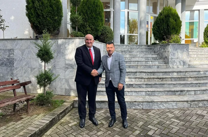  Kryetari i Vitisë nënshkruan një memorandum bashkëpunimi me kryetarin e komunës së Tearcës, Maqedoni e Veriut