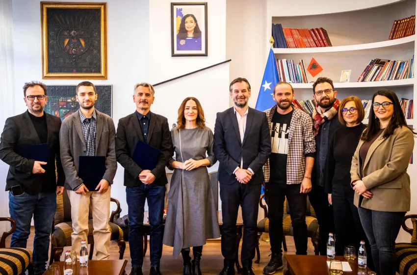  Ministri Çeku dorëzoi çmimet për fituesit e Konkursit të Dramës Origjinale Shqipe “Katarina Josipi”