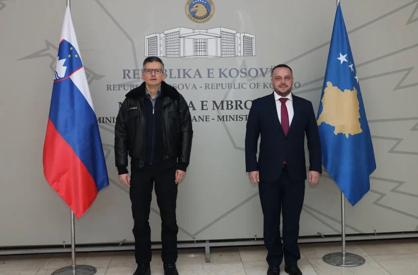  Ministri Maqedonci priti në takim ministrin e Mbrojtjes të Sllovenisë, Marjan Sarec