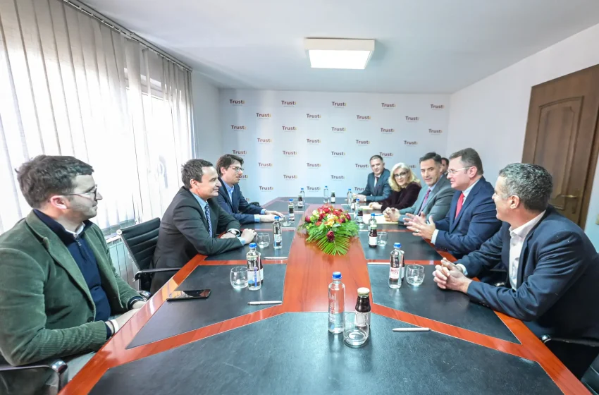  Kryeministri Kurti vizitoi Fondin e Kursimeve Pensionale të Kosovës (Trust)