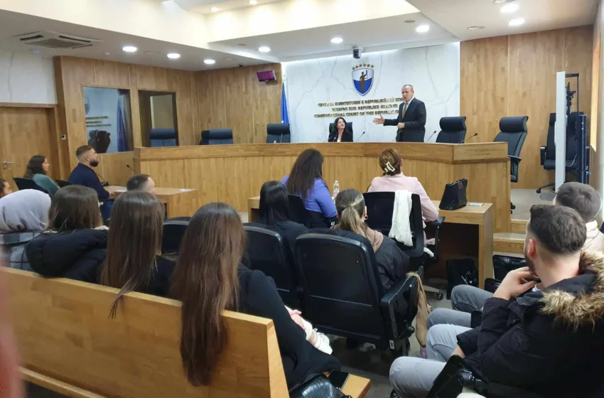  Studentët e Fakultetit Juridik vizituan Gjykatën Kushtetuese të Kosovës dhe Gjykatën Themelore në Gjilan