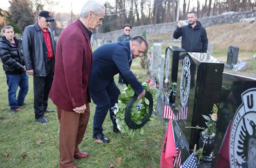  Ministri Maqedonci bëri homazhe te varrezat ku prehen dëshmorët e lirisë, vëllezërit Bytyqi