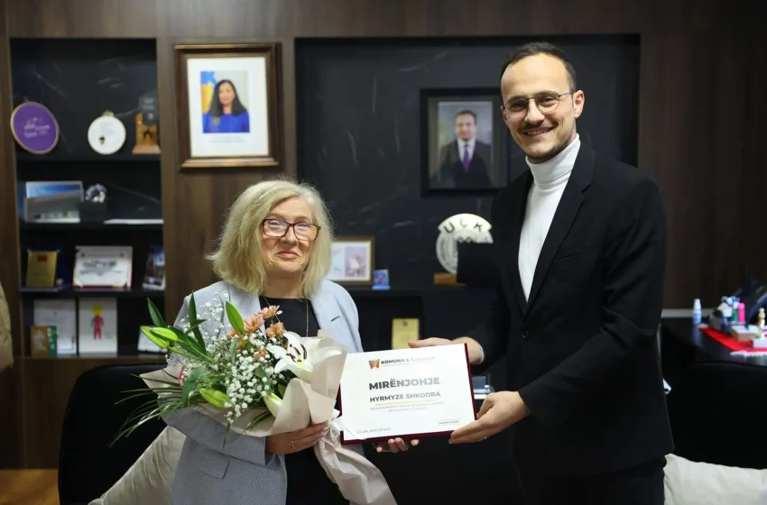  Kryetari Alban Hyseni nderon me mirënjohje profesoreshën Hyrmyze Shkodra