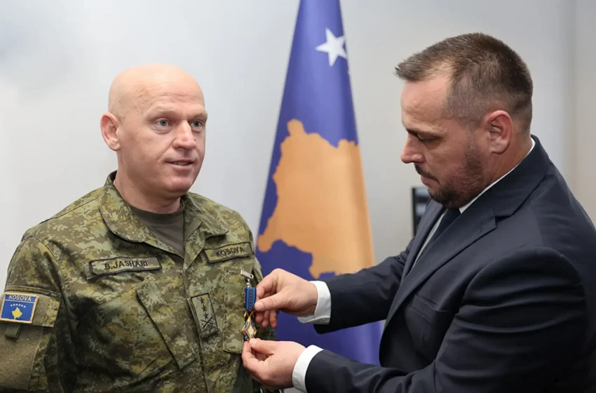  Ministri Ejup Maqedonci dekoron komandantin e FSK-së, gjeneral-lejtënant Bashkim Jashari me medaljen “Shërbim i Shquar”