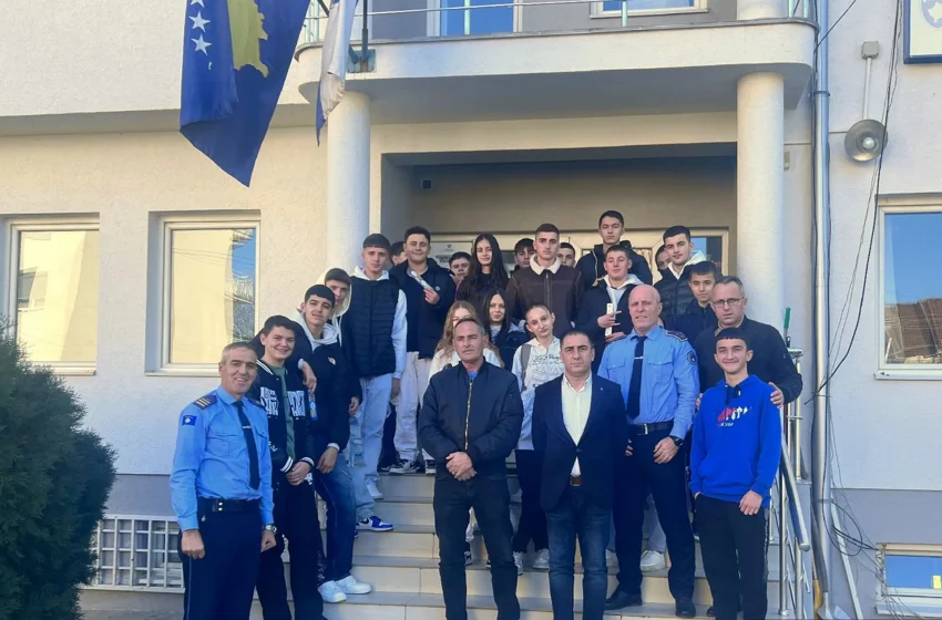  Nxënësit vizitojnë Stacionin Policor në Kamenicë