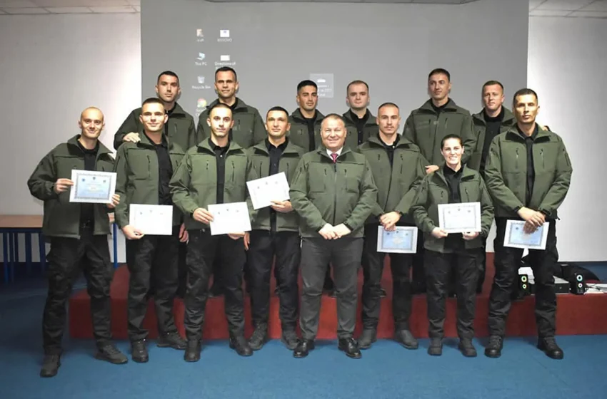  Trembëdhjetë zyrtarë policorë përfunduan trajnimin për Njësinë e Mbrojtjes së Afërt