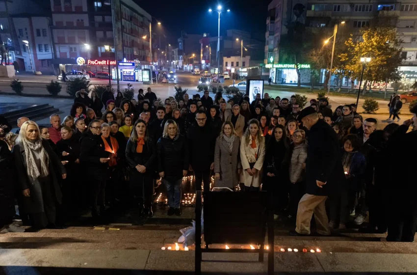  Ndizen qirinj para Teatrit në Gjilan në nderim të Liridona Ademajt