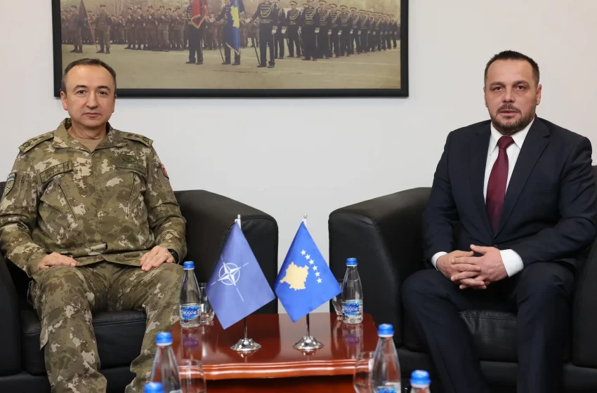  Ministri Maqedonci ka pritur në takim komandantin e KFOR-it, gjeneral major Ulutas