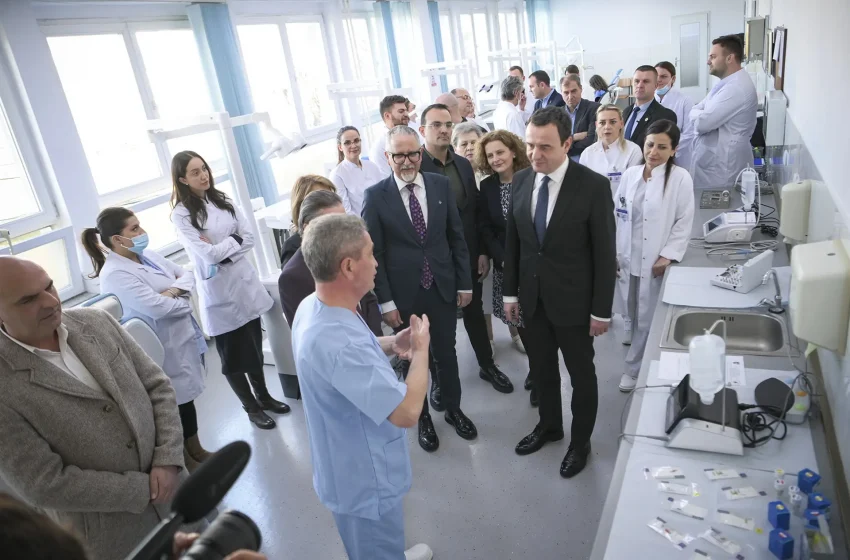  Kryeministri Kurti vizitoi Qendrën Klinike Universitare Stomatologjike e cila ka filluar me ofrimin e shërbimeve të reja