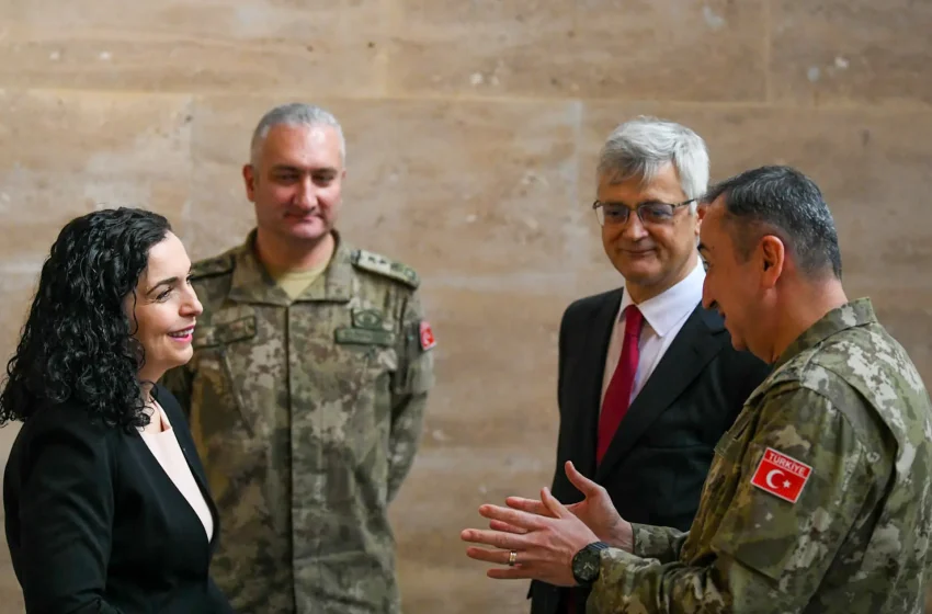  Presidentja Vjosa Osmani takoi komandantin e KFOR-it, gjeneralmajor Özkan Ulutaş