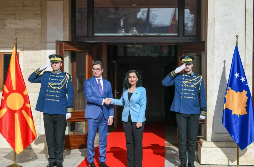  Presidentja Osmani priti në takim presidentin e Maqedonisë së Veriut, Stevo Pendarovski