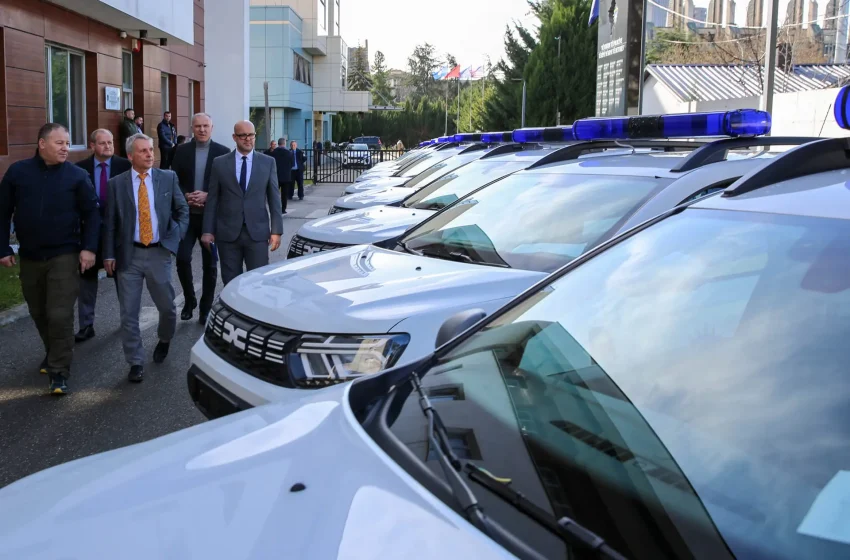  Policia e Kosovës pranon donacion vetura dhe pajisje teknologjike nga ambasada gjermane