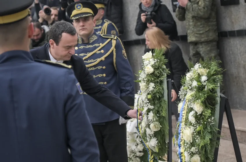  Kryeministri Kurti bëri homazhe në Kompleksin Memorial në Reçak në 25-vjetorin e Masakrës së Reçakut