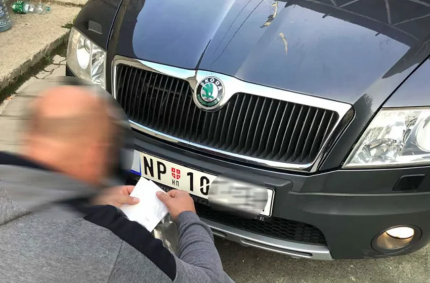  Qeveria miraton vendimin për largimin e ngjitësve/stikerave për veturat me targa të Serbisë