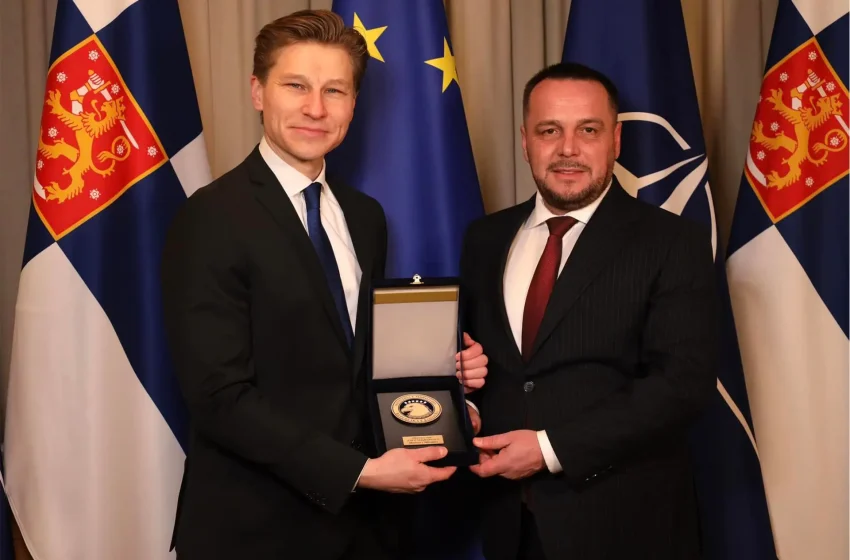  Ministri Maqedonci u prit në takim nga ministri finlandez i Mbrojtjes, Antti Hakkanen