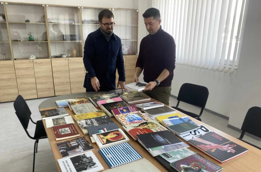  Artistët gjermanë dhurojnë libra për Shkollën e Arteve Pamore “Adem Kastrati”