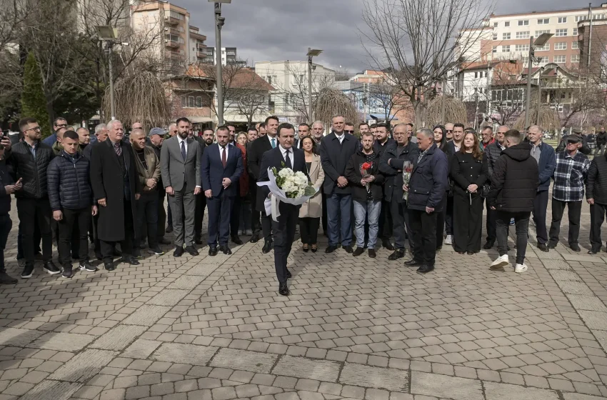  Kryeministri Kurti përkujton viktimat civile të vrara në Masakrën e Tregut të gjelbër në Mitrovicë
