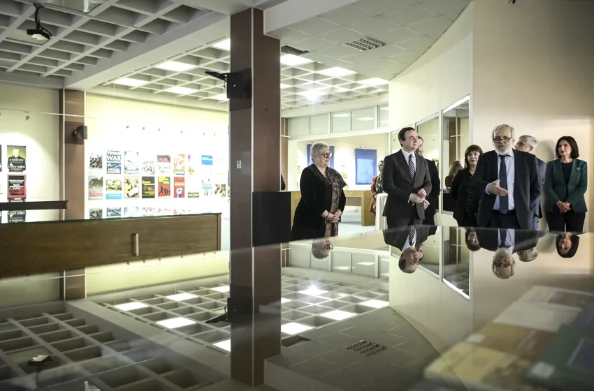  Kryeministri Kurti mori pjesë në ekspoziten e botimeve të huaja për Kosovën, “Kosova në gjuhët e botës”