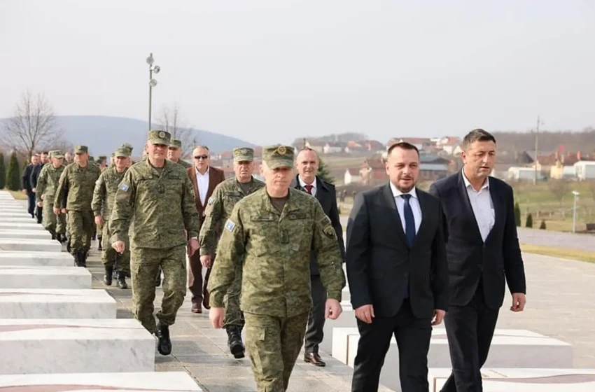  Ministri Maqedonci së bashku me gjeneral Jasharin bëjnë homazhe në nderim të familjes Jashari