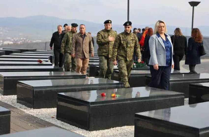  Drejtues të Komunës së Gjilanit bëjnë homazhe te varrezat e dëshmorëve për nder të Epopesë së UÇK-së
