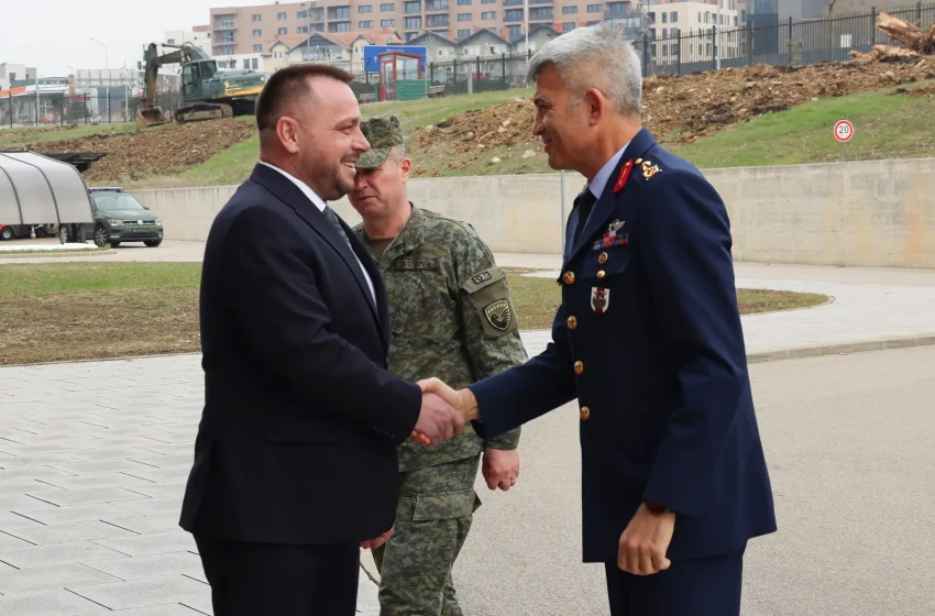  Ministri Maqdonci mirëpret Shefin e Departamentit për Marrëdhënie me Jashtë të Ministrisë së Mbrojtjes së Turqisë, gjeneral brigade Gulmezoglu