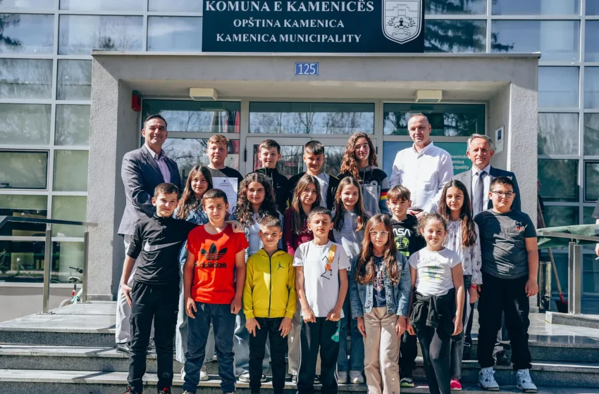  Nxënësit e Shkollës “Dëshmorët e Kombit” vizitojnë Komunën e Kamenicës