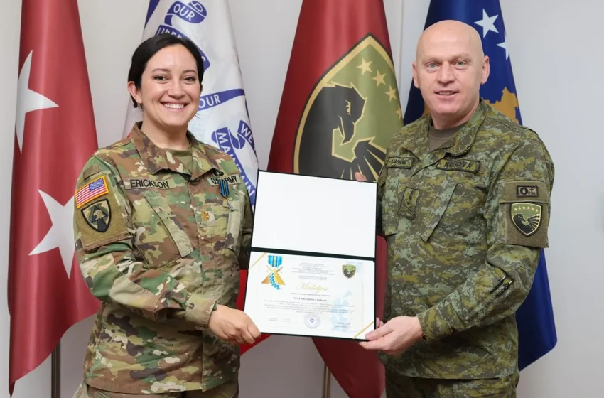  Komandanti i FSK-së, Gjenerallejtënant Bashkim Jashari ndau medalje për Majoren Alexandra Erickson